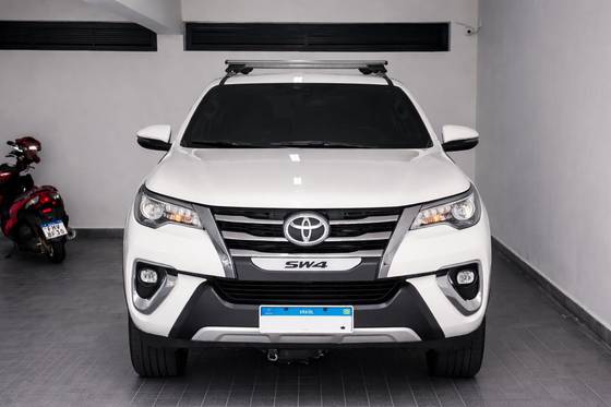 TOYOTA HILUX SW4 2.8 SRX 4X4 7 LUGARES 16V TURBO INTERCOOLER DIESEL 4P AUTOMÁTICO